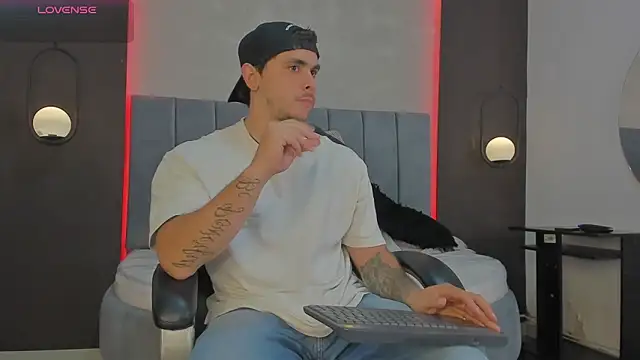 Snapshot of Liam_walk_ chatting on 03/20/26, 10:47 Liam walk online show from 03/20/26, 10:47