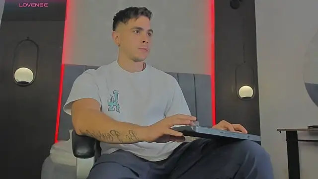 Snapshot of Liam_walk_ chatting on 03/25/26, 08:04 Liam walk online show from 03/25/26, 08:04