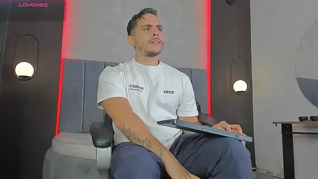 Snapshot of Liam_walk_ chatting on 04/08/26, 05:57 Liam walk online show from 04/08/26, 05:57