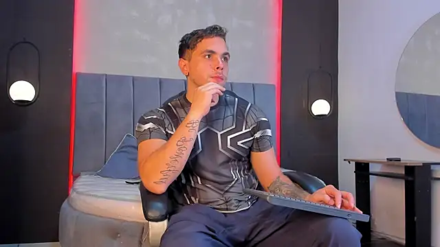 Snapshot of Liam_walk_ chatting on 04/15/26, 12:23 Liam walk online show from 04/15/26, 12:23