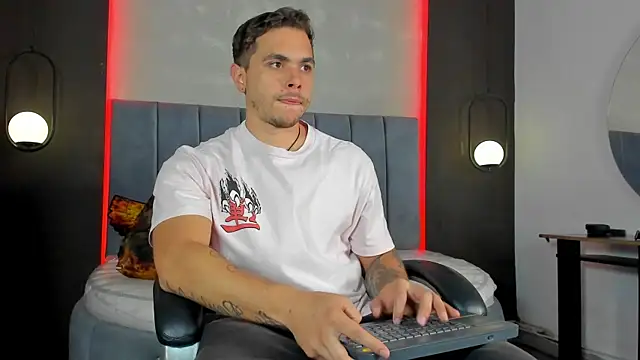 Snapshot of Liam_walk_ chatting on 04/20/26, 06:42 Liam walk online show from 04/20/26, 06:42