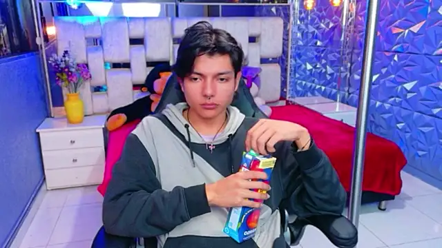 Snapshot of alandelrey57 chatting on 03/31/26, 02:24 alandelrey57 online show from 03/31/26, 02:24