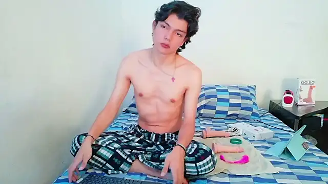 Snapshot of alandelrey57 chatting on 04/13/26, 12:54 alandelrey57 online show from 04/13/26, 12:54