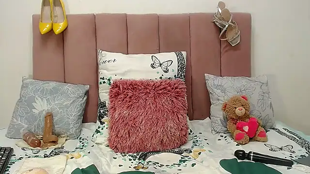 RoundaAssx22 online show from 10/15/25, 04:56