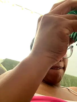 Snapshot of Valen1800 chatting on 10/28/25, 07:16 Valen1800 online show from 10/28/25, 07:16