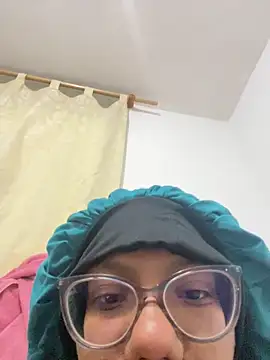 Snapshot of Valen1800 chatting on 11/13/25, 12:31 Valen1800 online show from 11/13/25, 12:31