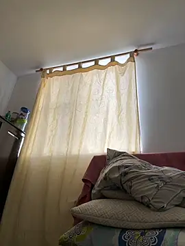 Snapshot of Valen1800 chatting on 11/13/25, 07:02 Valen1800 online show from 11/13/25, 07:02