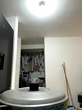 Snapshot of Valen1800 chatting on 11/20/25, 01:11 Valen1800 online show from 11/20/25, 01:11