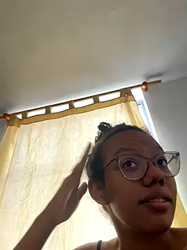 Snapshot of Valen1800 chatting on 11/30/25, 04:11 Valen1800 online show from 11/30/25, 04:11