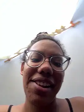 Snapshot of Valen1800 chatting on 12/14/25, 02:11 Valen1800 online show from 12/14/25, 02:11