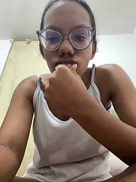 Snapshot of Valen1800 chatting on 12/20/25, 01:02 Valen1800 online show from 12/20/25, 01:02