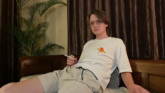 Snapshot of KellyTwink chatting on 06/26/26, 06:01 KellyTwink online show from 06/26/26, 06:01