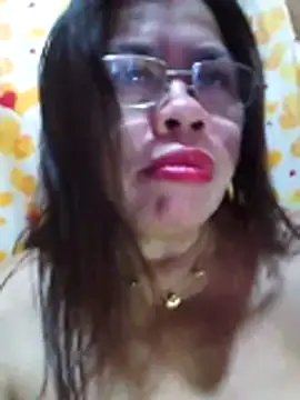 Snapshot of Huge_mama69 chatting on 04/19/26, 01:43 Huge mama69 online show from 04/19/26, 01:43