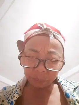 Snapshot of VangLe73 chatting on 09/27/25, 01:05 VangLe73 online show from 09/27/25, 01:05