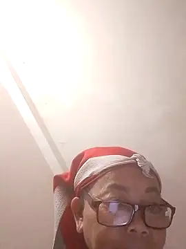 Snapshot of VangLe73 chatting on 10/08/25, 11:19 VangLe73 online show from 10/08/25, 11:19