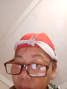 Snapshot of VangLe73 chatting on 10/08/25, 11:35 VangLe73 online show from 10/08/25, 11:35