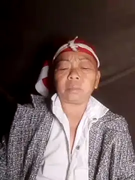 Snapshot of VangLe73 chatting on 10/22/25, 11:21 VangLe73 online show from 10/22/25, 11:21