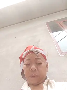 Snapshot of VangLe73 chatting on 10/26/25, 05:24 VangLe73 online show from 10/26/25, 05:24