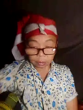 Snapshot of VangLe73 chatting on 10/27/25, 11:14 VangLe73 online show from 10/27/25, 11:14