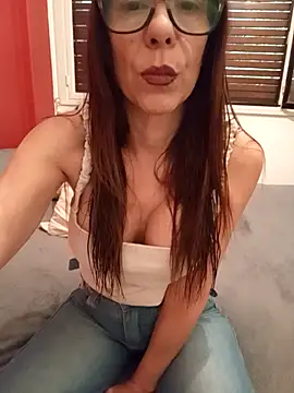 Snapshot of Esmeralda_passion chatting on 10/27/25, 09:46 Esmeralda passion online show from 10/27/25, 09:46