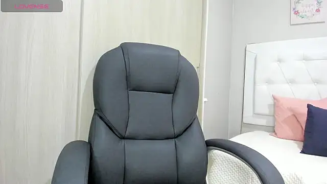 Snapshot of andrea__hills chatting on 10/04/25, 07:23 andrea hills online show from 10/04/25, 07:23