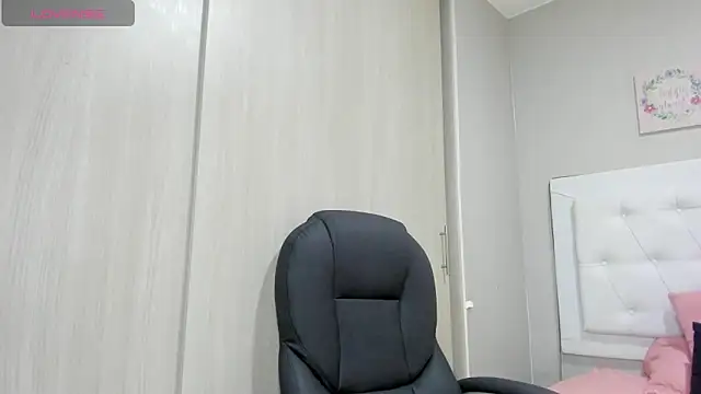 Snapshot of andrea__hills chatting on 10/10/25, 06:51 andrea hills online show from 10/10/25, 06:51