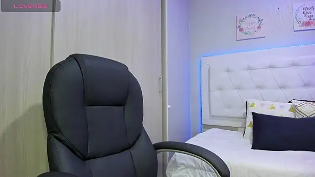 Snapshot of andrea__hills chatting on 10/20/25, 07:03 andrea hills online show from 10/20/25, 07:03