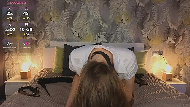 Snapshot of EllieSugar chatting on 10/21/25, 03:40 EllieSugar online show from 10/21/25, 03:40