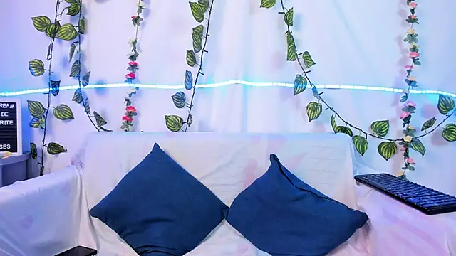 Snapshot of Delilah_85 chatting on 11/13/25, 10:41 Delilah 85 online show from 11/13/25, 10:41