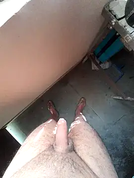 Snapshot of MaxB057 chatting on 11/05/25, 06:24 MaxB057 online show from 11/05/25, 06:24