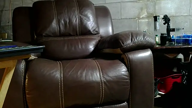 Snapshot of Luv2SuckBWC92 chatting on 12/20/25, 04:08 Luv2SuckBWC92 online show from 12/20/25, 04:08