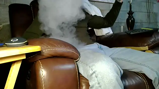 Snapshot of Luv2SuckBWC92 chatting on 12/21/25, 03:46 Luv2SuckBWC92 online show from 12/21/25, 03:46