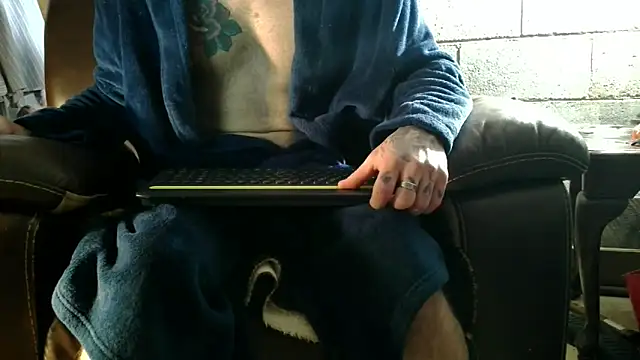 Snapshot of Luv2SuckBWC92 chatting on 12/21/25, 09:55 Luv2SuckBWC92 online show from 12/21/25, 09:55