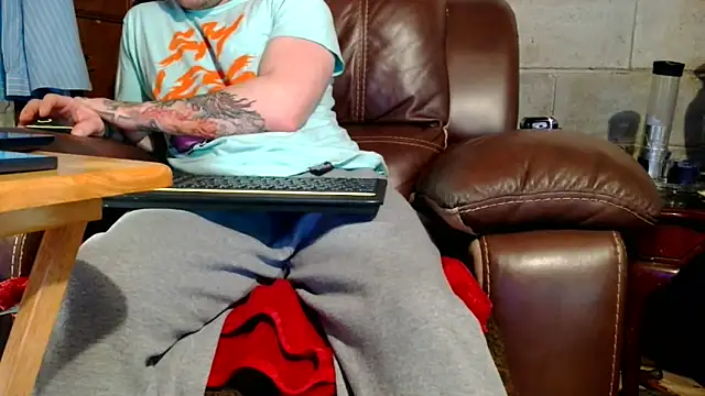 Snapshot of Luv2SuckBWC92 chatting on 12/22/25, 07:00 Luv2SuckBWC92 online show from 12/22/25, 07:00