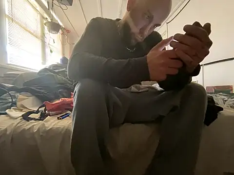 Snapshot of Luv2SuckBWC92 chatting on 03/19/26, 04:33 Luv2SuckBWC92 online show from 03/19/26, 04:33