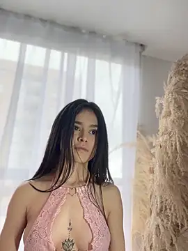 Snapshot of Sofi_Leal chatting on 11/13/25, 03:00 Sofi Leal online show from 11/13/25, 03:00