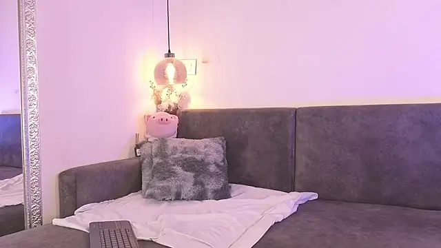 littlee Sophi  online show from 12/21/25, 12:07