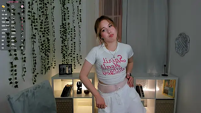 LanaRoselle online show from 09/19/25, 09:37