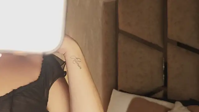 Snapshot of scarlethlux chatting on 04/17/26, 05:32 scarlethlux online show from 04/17/26, 05:32