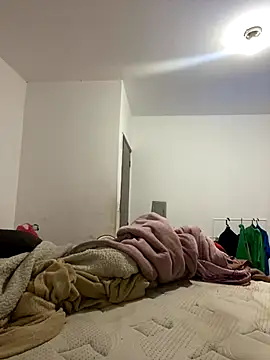 Chloe Leaozinho online show from 10/15/25, 07:58