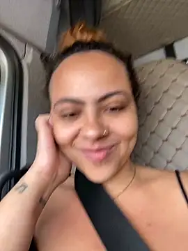 Chloe Leaozinho online show from 10/19/25, 03:56