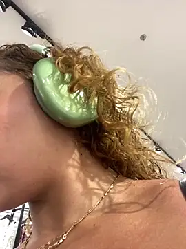 Chloe Leaozinho online show from 02/04/26, 02:23