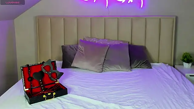 Snapshot of Eva_Hollowey chatting on 09/19/25, 12:17 Eva Hollowey online show from 09/19/25, 12:17