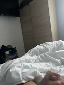 Snapshot of julienmax06 chatting on 12/15/25, 08:07 julienmax06 online show from 12/15/25, 08:07