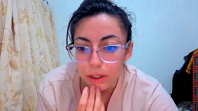 Snapshot of Miranda_sexlove_ chatting on 11/26/25, 05:25 Miranda sexlove online show from 11/26/25, 05:25