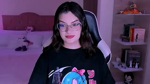 Snapshot of OphelianaRose33 chatting on 12/19/25, 10:28 OphelianaRose33 online show from 12/19/25, 10:28