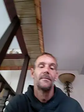 Snapshot of Hungwell1515 chatting on 01/14/26, 01:17 Hungwell1515 online show from 01/14/26, 01:17