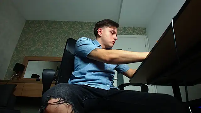 Snapshot of FelixStarkk chatting on 10/17/25, 04:04 FelixStarkk online show from 10/17/25, 04:04