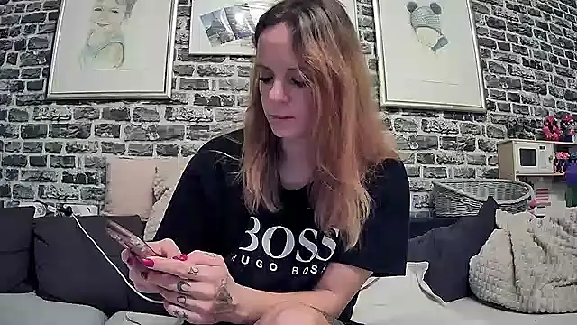 Snapshot of SexyMilf_37 chatting on 09/28/25, 07:41 SexyMilf 37 online show from 09/28/25, 07:41