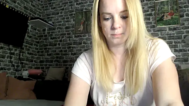 Snapshot of SexyMilf_37 chatting on 04/12/26, 08:03 SexyMilf 37 online show from 04/12/26, 08:03